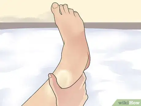 Imagen titulada Avoid Hosiery Runs Step 7