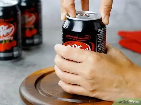 Imagen titulada Open a Soda Can Step 3