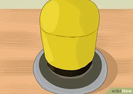 Imagen titulada Make a Minion Cake Step 16