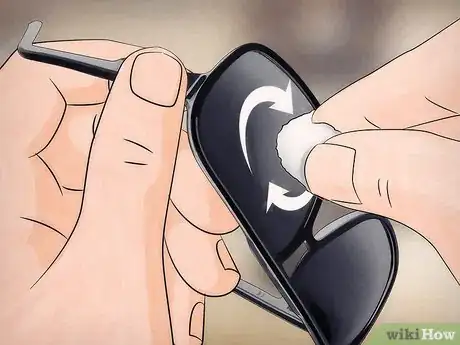 Imagen titulada Remove Scratches from Sunglasses Step 17