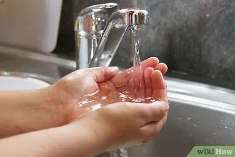 Imagen titulada Paint Your Nails With the Opposite Hand Step 2