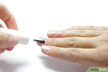Imagen titulada Paint Your Nails With the Opposite Hand Step 1