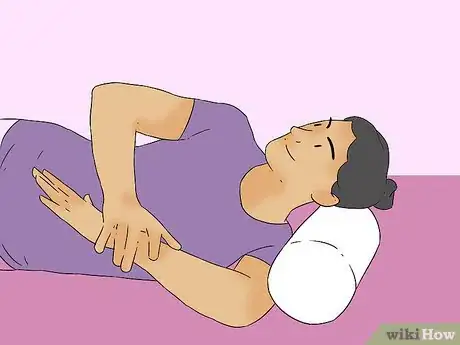 Imagen titulada Stretch Your Deltoids Step 9