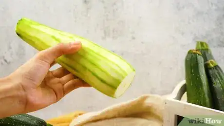 Imagen titulada Grate Zucchini Step 9
