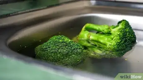 Imagen titulada Clean Broccoli Step 1