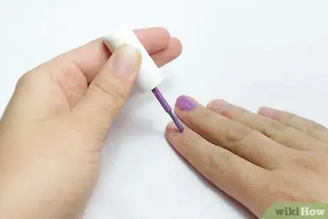 Imagen titulada Paint Your Nails With the Opposite Hand Step 6