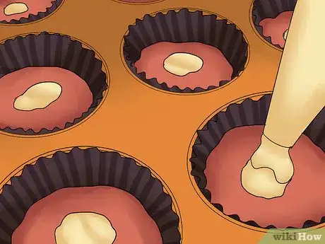 Imagen titulada Add Filling to a Cupcake Step 23