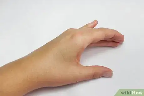 Imagen titulada Paint Your Nails With the Opposite Hand Step 4