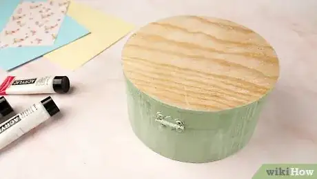 Imagen titulada Mod Podge Paper to Wood Step 5