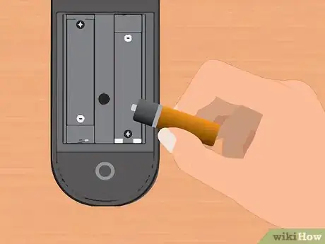 Imagen titulada Turn On a Device With a Universal Remote Step 1