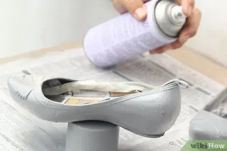 Imagen titulada Paint Shoes Step 14