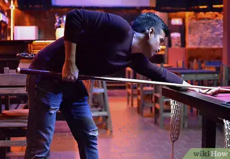 Imagen titulada Hold a Pool Cue Step 2