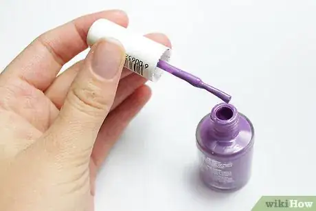 Imagen titulada Paint Your Nails With the Opposite Hand Step 7