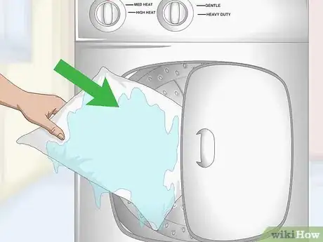 Imagen titulada Dry a Pillow Step 1