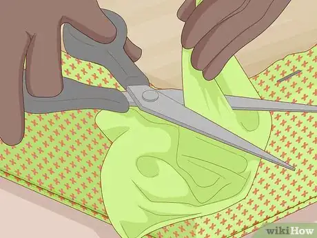 Imagen titulada Reupholster a Chair Step 23