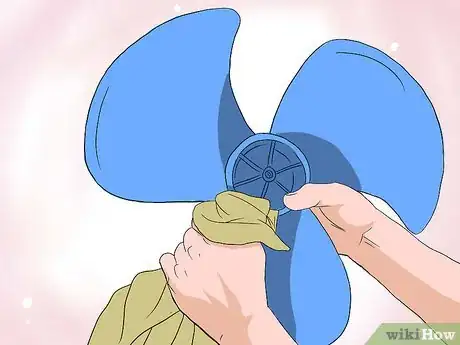 Imagen titulada Clean An Oscillating Round Fan Step 8