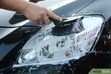 Imagen titulada Brighten Your Car's Yellowing Headlights Step 2