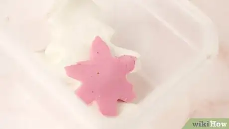 Imagen titulada Decorate with Fondant Step 13