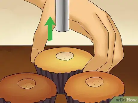 Imagen titulada Add Filling to a Cupcake Step 17