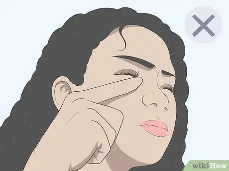 Imagen titulada Get Sand Out of Your Eyes Step 1