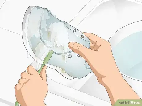 Imagen titulada Clean Crocs Step 13
