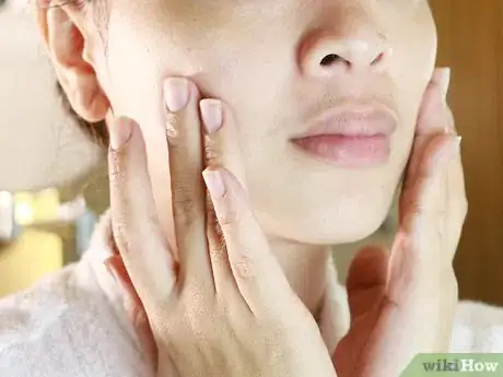 Imagen titulada Heal Dry Skin Around Eyes Step 1