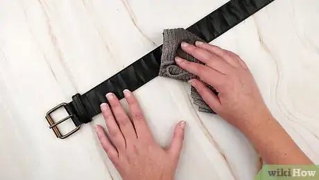 Imagen titulada Clean a Leather Belt Step 1