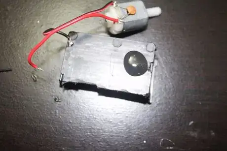 Imagen titulada SimpleRobotGlueMotorBattery1.jpeg