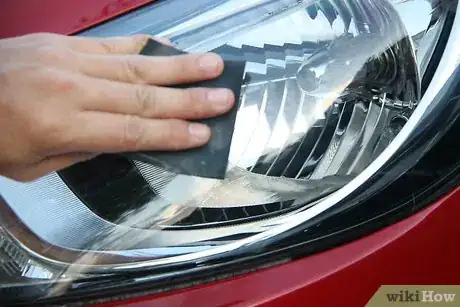 Imagen titulada Brighten Your Car's Yellowing Headlights Step 8
