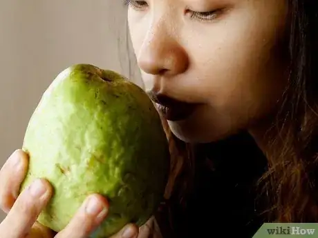 Imagen titulada Eat Guava Step 4