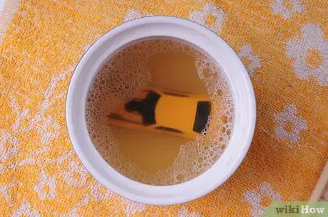 Imagen titulada Remove Paint from Metal and Plastic Models with Dettol Step 5