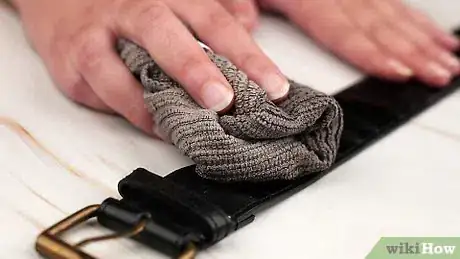 Imagen titulada Clean a Leather Belt Step 7
