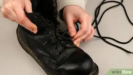 Imagen titulada Clean Dr. Martens Shoes Step 2