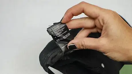 Imagen titulada Clean a Fitted Hat Step 1