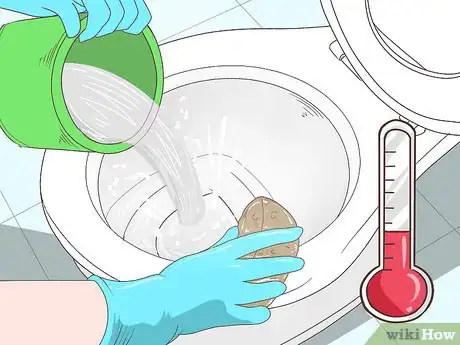 Imagen titulada Clean a Toilet Step 2