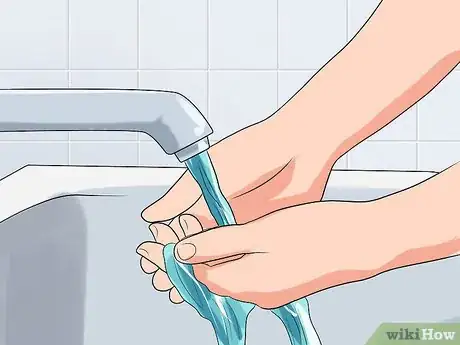 Imagen titulada Poop While Standing up at a Toilet Step 7