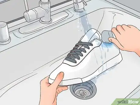 Imagen titulada Remove Jean Stains from Shoes Step 3