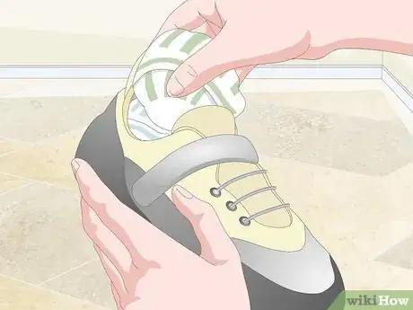 Imagen titulada Stretch Rock Climbing Shoes Step 3
