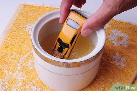 Imagen titulada Remove Paint from Metal and Plastic Models with Dettol Step 4