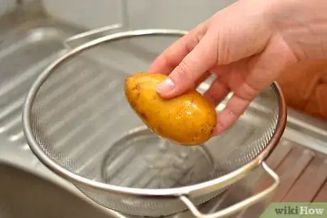 Imagen titulada Peel Potatoes With an Ordinary Kitchen Knife Step 3