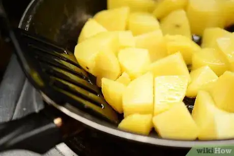 Imagen titulada Saute Potatoes Step 11