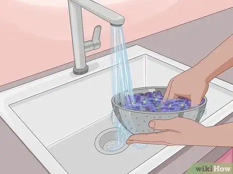 Imagen titulada Make Violet Tea Step 2