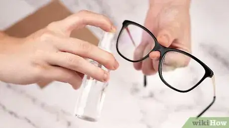 Imagen titulada Clean Cloudy Glasses Step 2