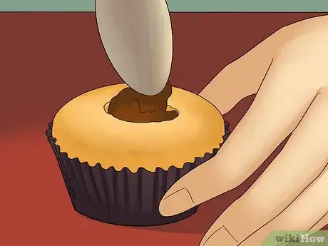 Imagen titulada Add Filling to a Cupcake Step 11