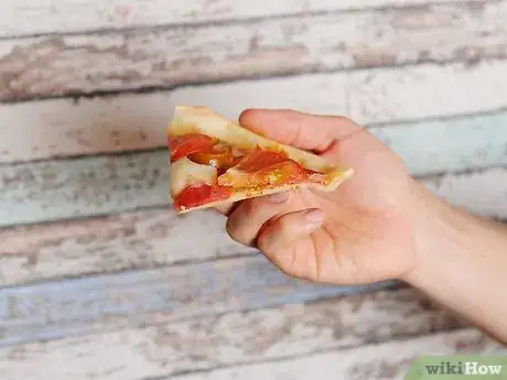 Imagen titulada Eat Pizza Step 1