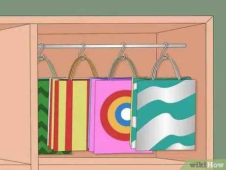 Imagen titulada Store Gift Bags Step 7