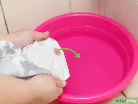 Imagen titulada Get Blood out of Sheets Step 9
