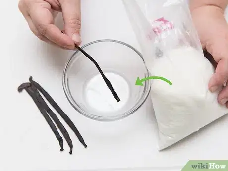 Imagen titulada Use a Vanilla Bean Step 4