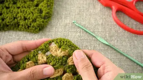 Imagen titulada Crochet a Baby Blanket Step 28