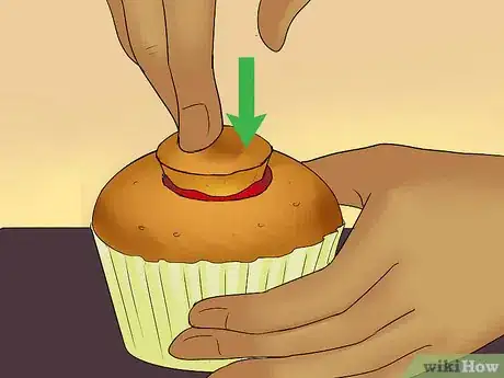 Imagen titulada Add Filling to a Cupcake Step 12